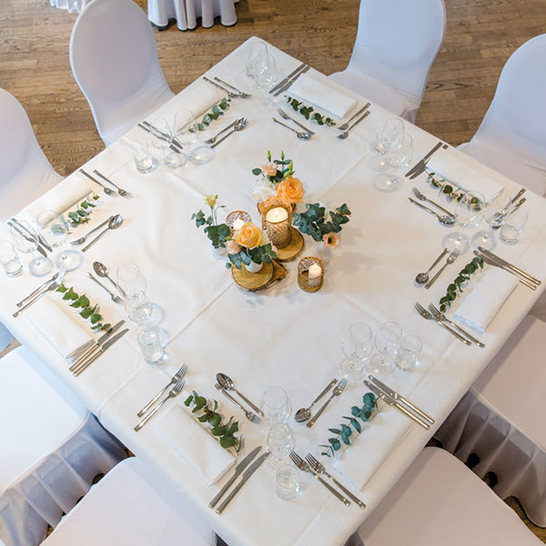 Quadratischer Tisch für Hochzeitsmenü